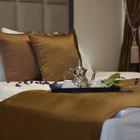 Aparthotel Family 4*