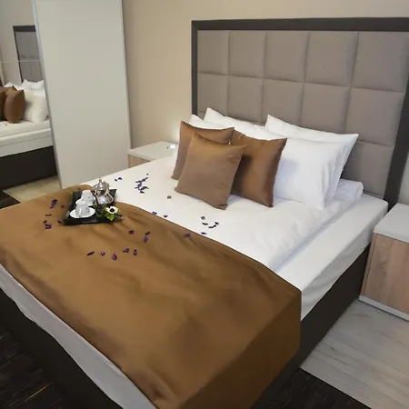 Aparthotel Family 4*