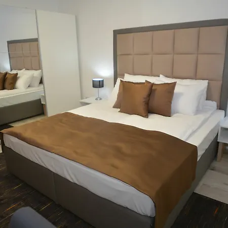 Aparthotel Family 4*